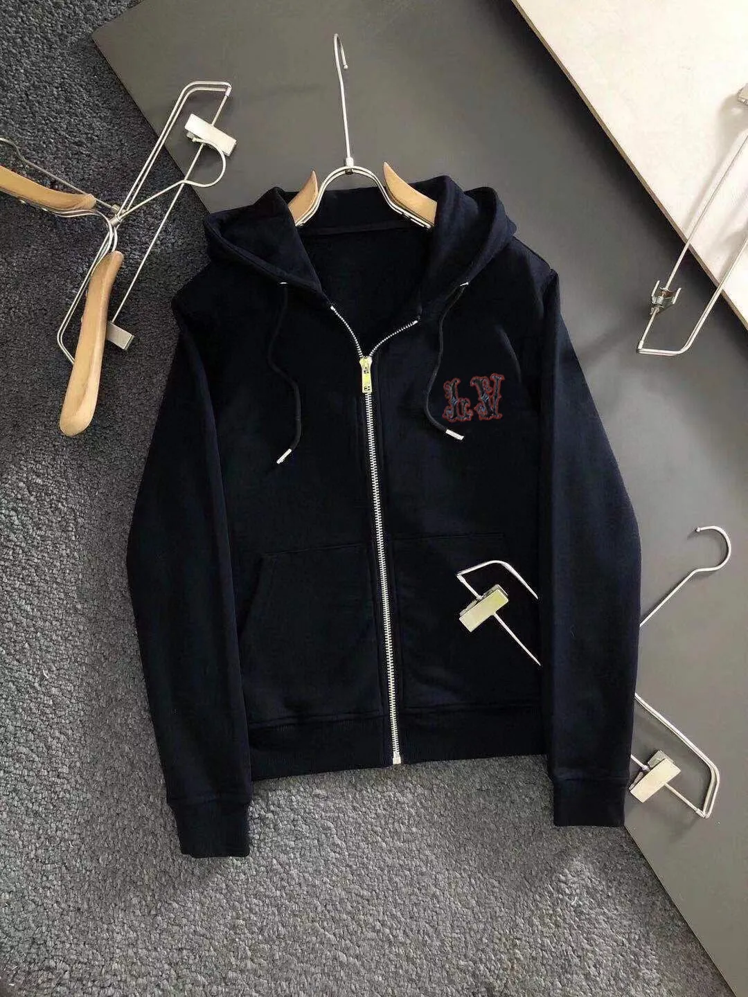 🅿️420 [LV Louis Vuitton] (Fat Man Gospel) hot-selling suit is coming. Focus on the original version of the official website. 2025 new hot-selling cardigan sweater suit. The original order is the best. 🇭🇰The meticulous work of top designers is dedicated to a fitting and perfect upper body effect. All-natural high-quality Roman cotton 100%, close-fitting comfort, noble and elegant! Original hardware embodies elegance and nobility! Counter size: M-5XL (maximum wear up to 220 pounds)